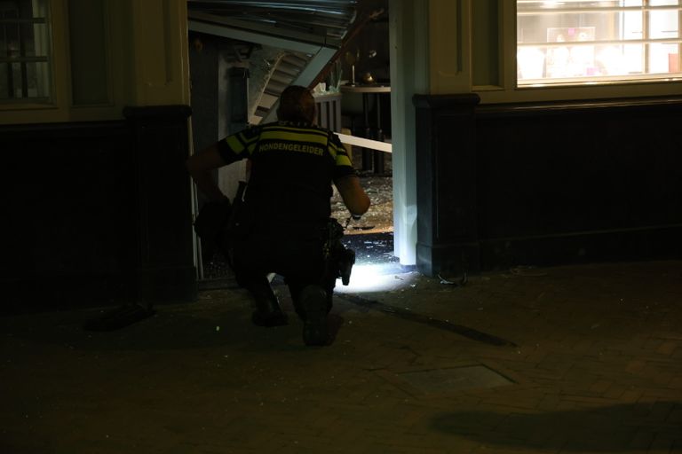 De politie doet onderzoek na de ramkraak in Boxmeer (foto: SK-Media).