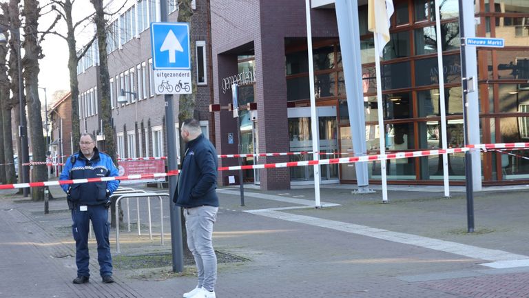 De ingang van het gemeentehuis is afgezet (foto: Marco van den Broek / SQ Vision).