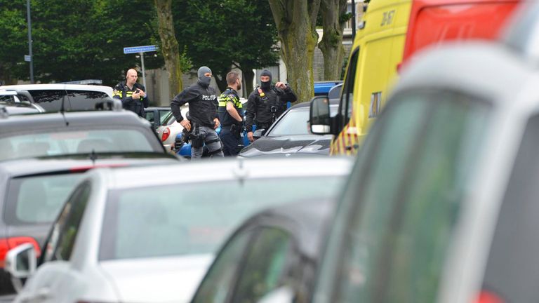 Een arrestatieteam heeft zaterdagochtend in Breda een verwarde vrouw van een steiger aan de Harelbekestraat gehaald. Ze gooide vanaf daar met dakpannen. 