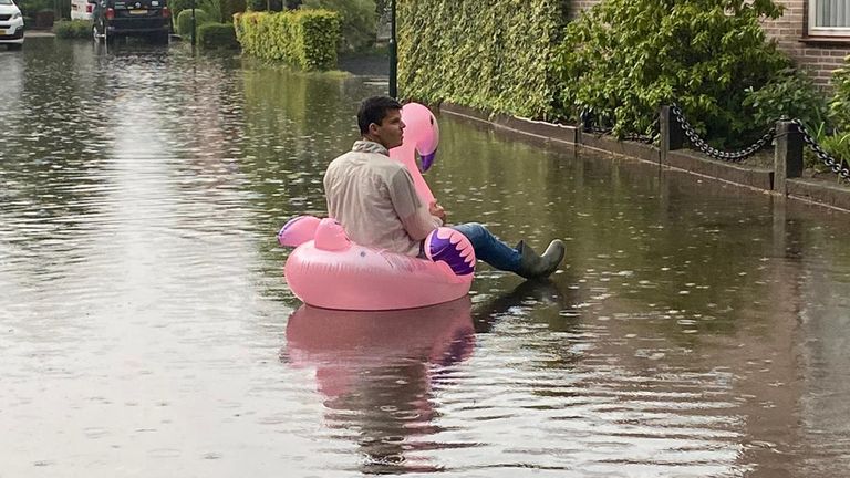 Na het noodweer was het voor deze man uit Den Dungen goed toeven op het water.