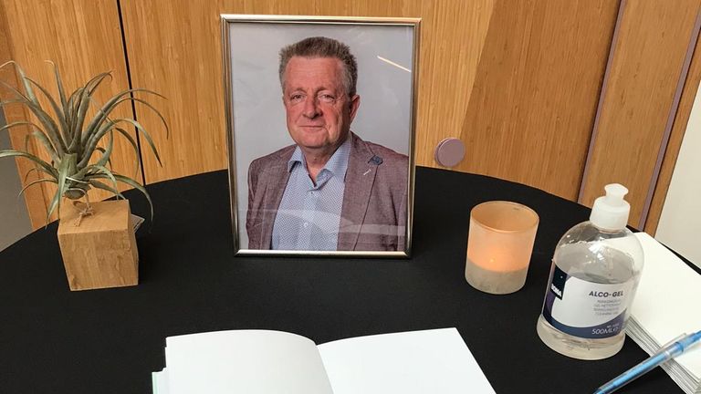 Het condoleanceboek en een foto van Jack de Vlieger (archieffoto: gemeente Sint-Michielsgestel).   