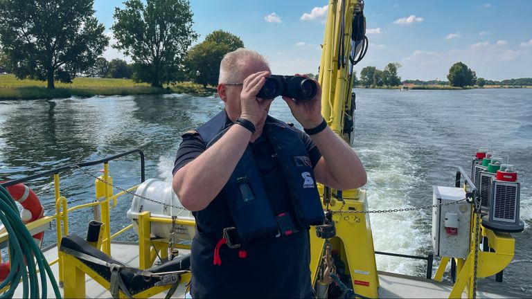 Joost controleert of een speedboot zich aan de snelheid houdt (Foto: Rochelle Moes). 