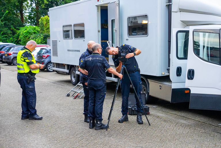 De politie doet onderzoek aan de Beethovengaarde in Oss (foto: Gabor Heeres/SQ Vision).