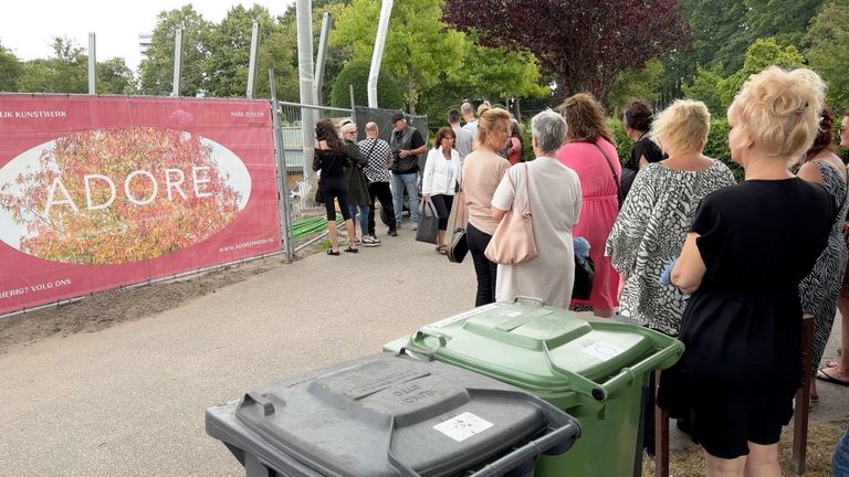 Nabestaanden houden een korte demonstratie op begraafplaats Zuylen.