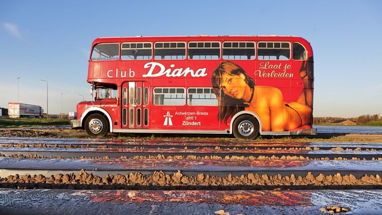 De bus van Club Diana die sinds jaar en dag langs de snelweg staat (foto: ANP).
