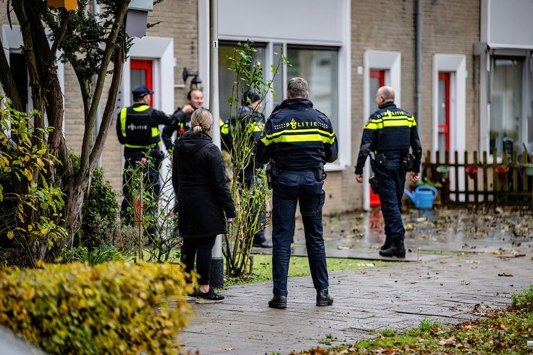 De politie ging het huis aan de Tartinistraat in Tilburg binnen na een melding over iemand met een vuurwapen (foto: Jack Brekelmans/SQ Vision). 