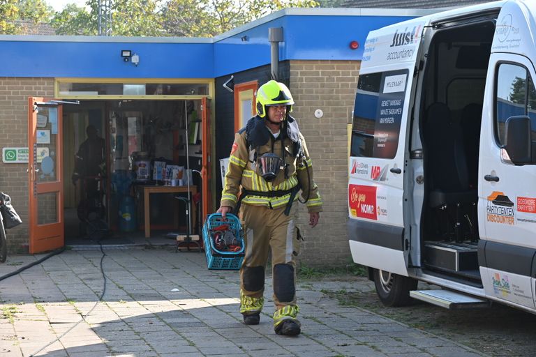 De brandweer had het vuur snel onder controle en ventileerde de dagbestedingsruimte (foto: Perry Roovers/SQ Vision).