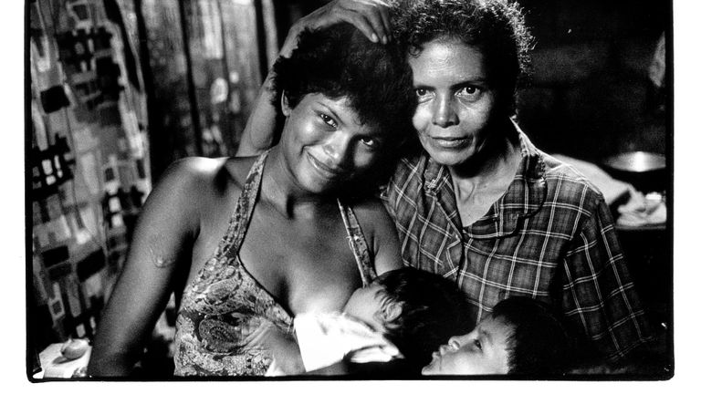 Ivania Brooks Torres in 1997 met moeder en 2 kinderen (foto: Piet den Blanken). 