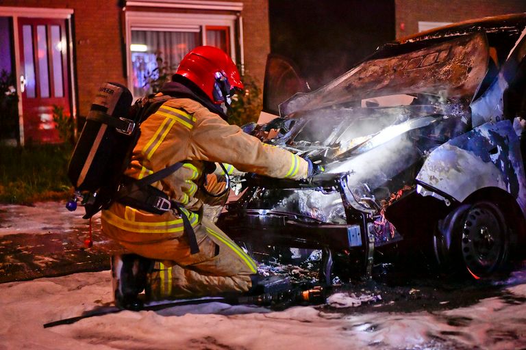 Van de auto in de Jeneverbeslaan in Valkenswaard bleef weinig over (foto: Rico Vogels/SQ Vision).