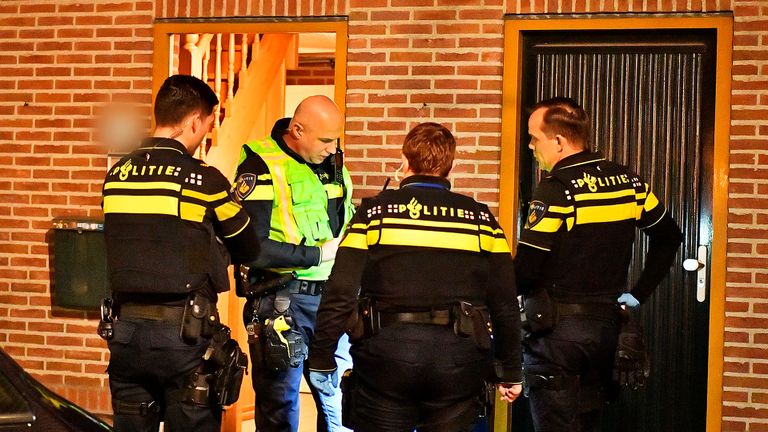De politie doet onderzoek naar de ruzie aan de Dorpstraat in Leende (foto: Rico Vogels/SQ Vision).