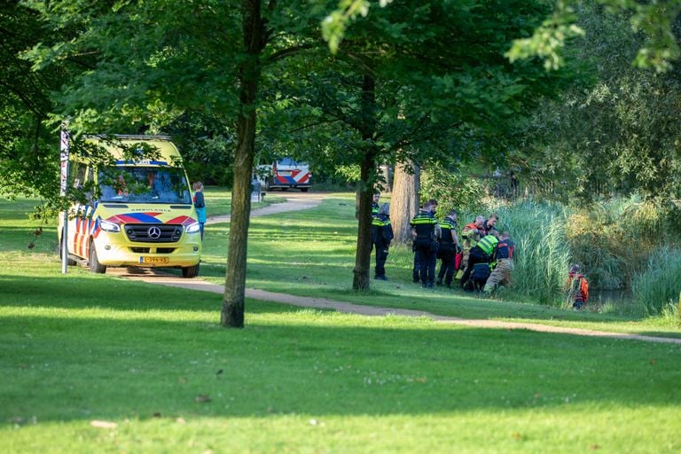 De tegenspartelende man wordt uit het water 'gevist' (foto: Christian Traets/SQ Vision).