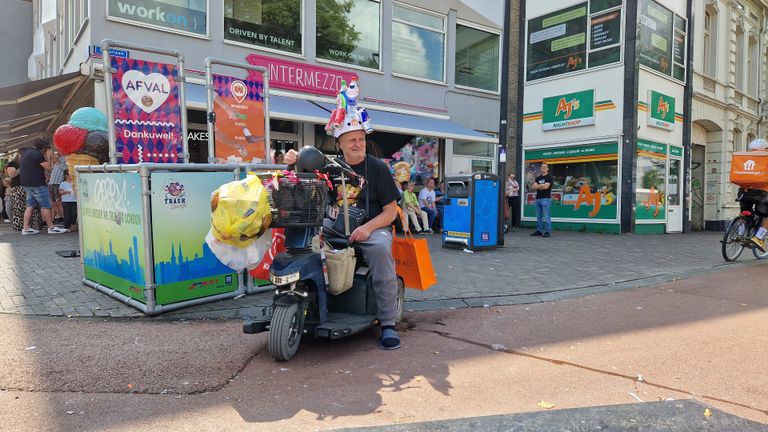 Teun voor de ijssalon in Tilburg (foto: Tom Berkers). 