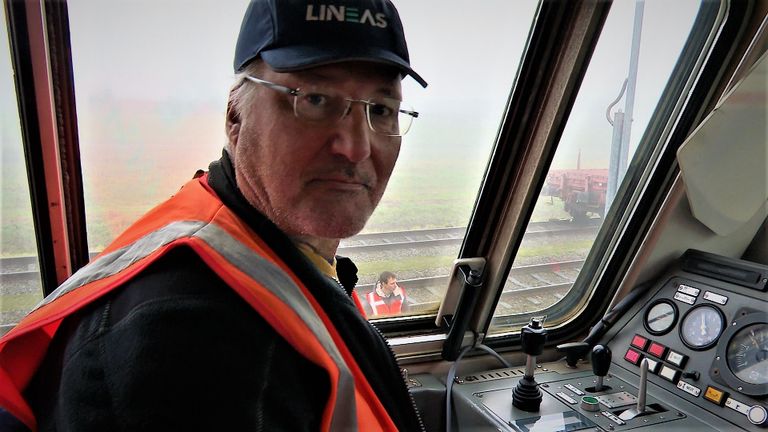 Machinist Mark Smit houdt een oogje in het zeil of de loc doet wat het moet doen. (foto: Raoul Cartens)