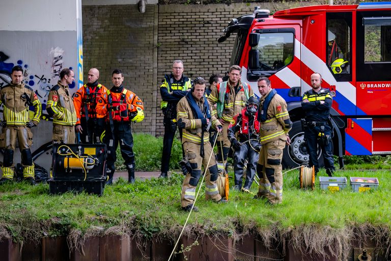De brandweer haalde uit het water aan de Goirkekanaaldijk in Tilburg een accu naar boven (foto: Jack Brekelmans/SQ Vision).