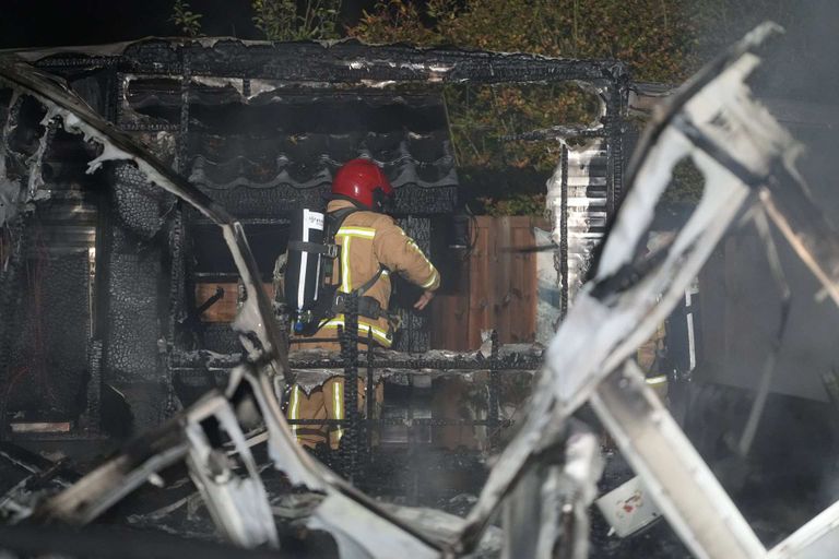 Van de stacaravan in Soerendonk bleef weinig over (foto: WdG/SQ Vision).