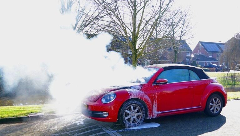 De rokende auto in Vught (foto: Bart Meesters/Meesters Multi Media/SQ Vision).