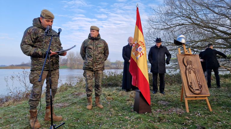 Spaanse militairen doen een toespraak (foto: Noël van Hooft)