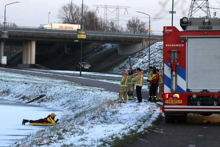 De brandweerman die op zoek ging naar de helm en de eventuele eigenaar (foto: Sander van Gils/SQ Vision).