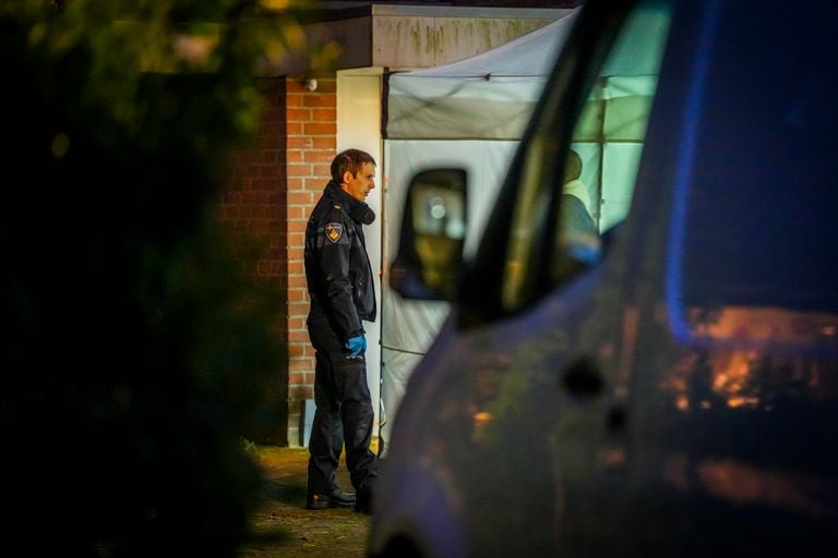 De politie is tot laat in de avond bezig met het onderzoek in de woning aan de Vilvoordehof (foto: SQ Vision).