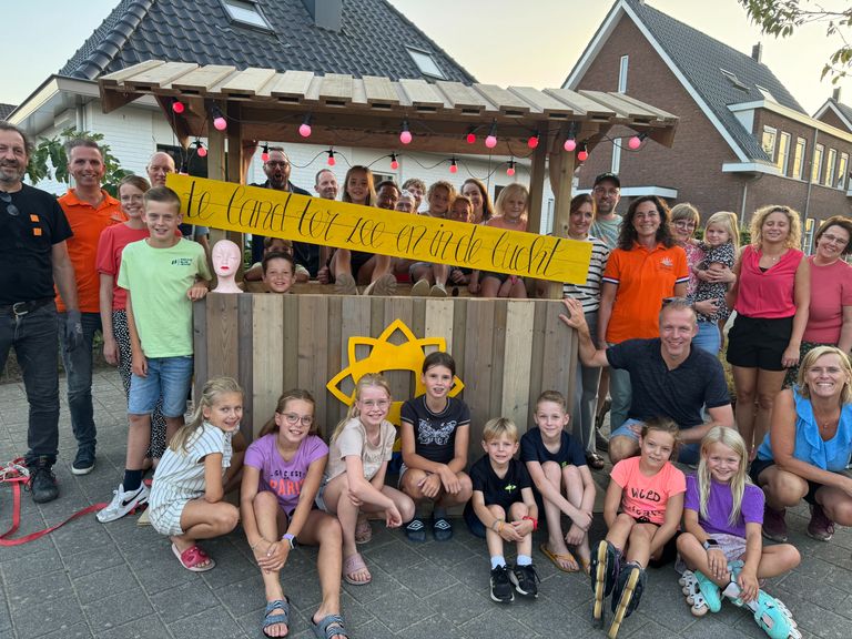 Bewoners uit de Sterappel toveren hun straat om tot het decor van Te land, ter zee en in de lucht (foto: Niek de Bruijn)