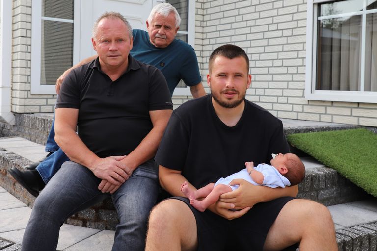 Vier generaties Coen Burg voor Coentje zijn woonwagen op het kamp (foto: Collin Beijk)