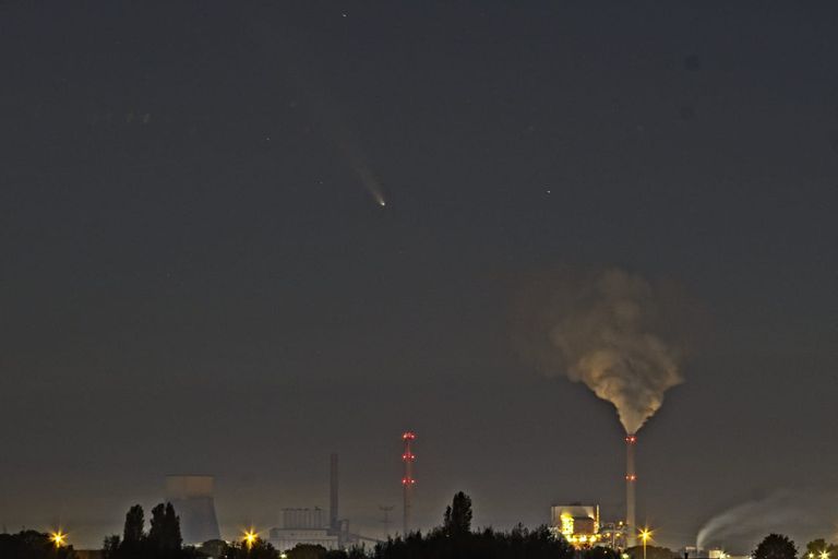 De komeet boven Geertruidenberg (foto: Glenn Aoys).