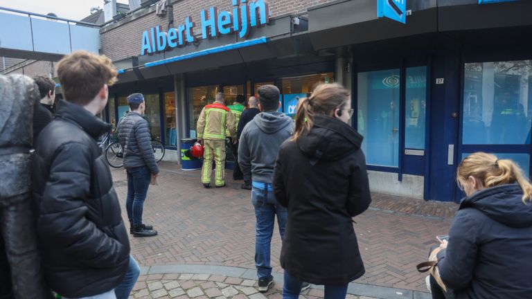 Vanwege de problemen met de koelinstallatie in Best werd de supermarkt ontruimd (foto: Arno van der Linden/SQ Vision).