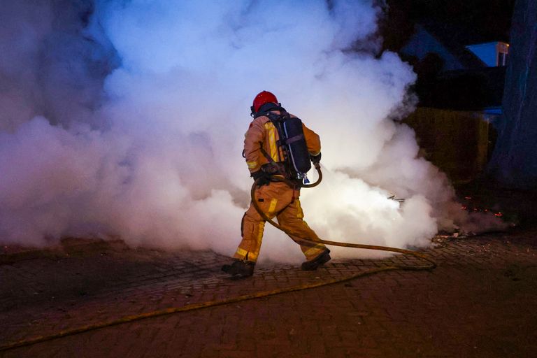 De brandweer bluste de 45 kilometerauto in Eindhoven (foto: SQ Vision).