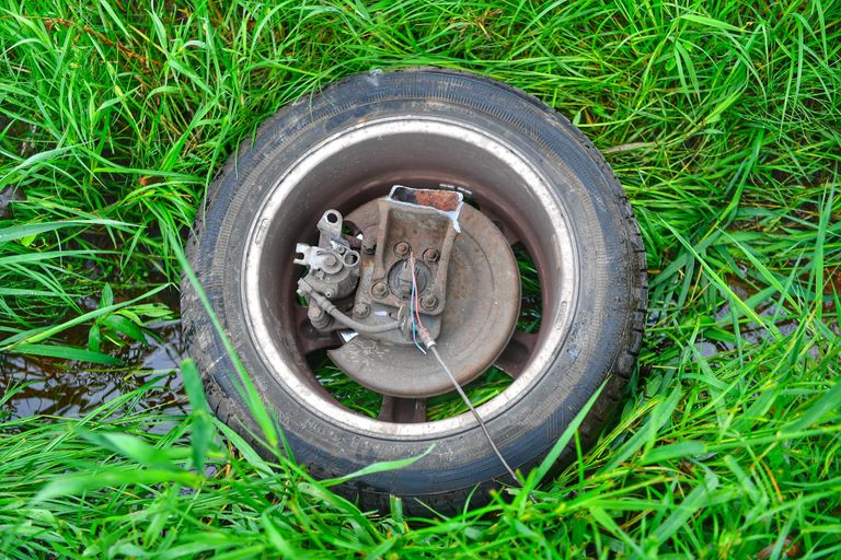 De auto verloor bij een kop-staartbotsing op de Leenderweg in Valkenswaard een achterwiel (foto: Rico Vogels/SQ Vision).