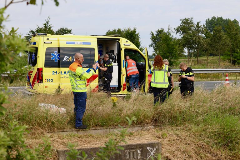 De man en vrouw die in de auto zaten, zijn nagekeken door ambulancepersoneel (foto: Sander van Gils/SQ Vision).