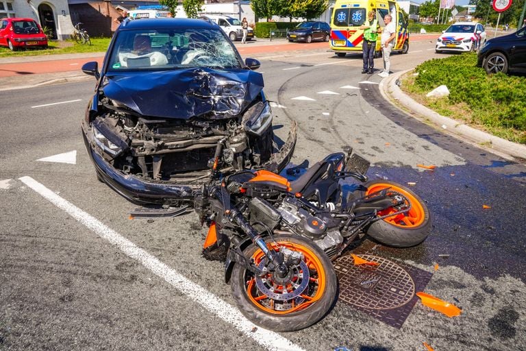 De motorrijder raakte bij de aanrijding in Geldrop zwaargewond (foto: Dave Hendriks/SQ Vision).