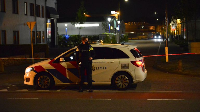 De politie heeft een groot deel van het gebied rond de Kleine Krogt in Breda afgezet (foto: Perry Roovers/SQ Vision).