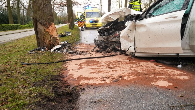 De ravage na het ongeluk in Helmond was aanzienlijk (foto: Harrie Grijseels/SQ Vision).