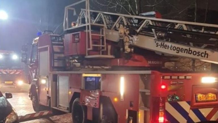 De brandweer rukte uit voor een schoorsteenbrand, maar het bleek te gaan om een warme douche (foto: politie Den Bosch-West/Instagram/Info: Ricardo van Dincten).