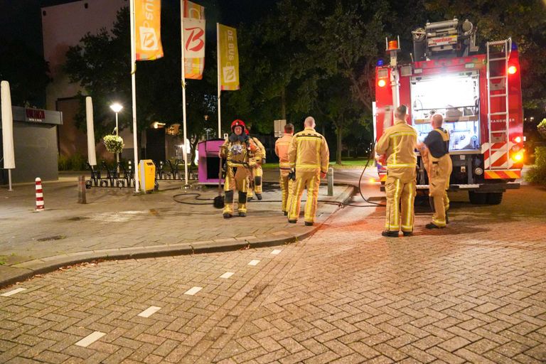 De brandweer moest twee keer uitrukken vanwege de containerbranden bij winkelcentrum De Bus in Helmond (foto: Harrie Grijseels/SQ Vision).