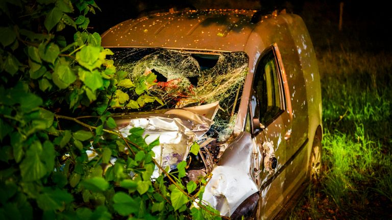 Van de bestelbus is na de crash in de Van Oldenbarneveltlaan weinig over (foto: SQ Vision).