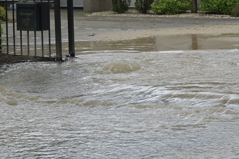 De waterleiding sprong aan de Nieuwe Donk in Etten-Leur (foto: Perry Roovers/SQ Vision). 