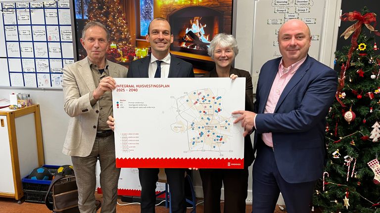 Van links naar rechts: Jos van Deursen van SALTO, wethouder Stijn Steenbakkers, Yvonne Kops van OMO en Peter Tijs van SKPO (foto: Rogier van Son). 