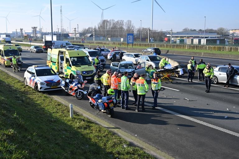 De snelweg is afgesloten, politie en ambulance zijn ingeschakeld (foto: Tom van der Put/SQ Vision).