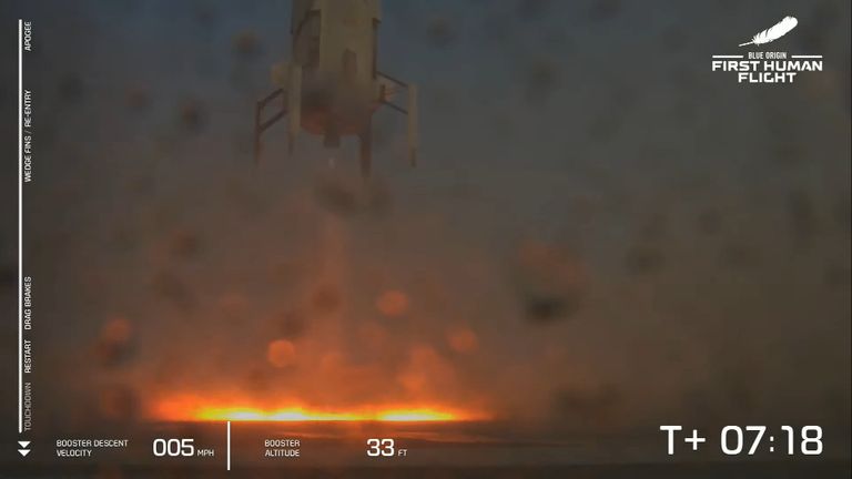 Grote uitlaatvlammen bij landen van de booster (Beeld: livestream Blue Origin).