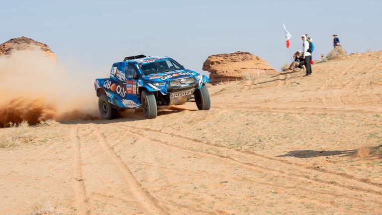 De auto komt dichterbij en nadert de toeschouwer (foto: Gerard Laurenssen/Dakar Press).