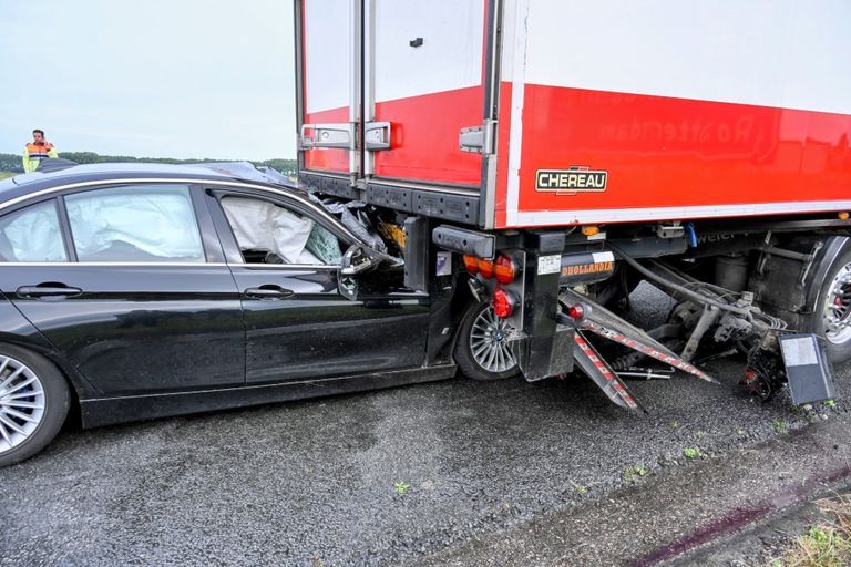 De auto schoot onder de vrachtwagen (foto: Tom van der Put/SQ Vision).