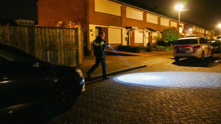 De politie zocht in en om het huis naar sporen (foto: Harrie Grijseels/SQ Vision Mediaprodukties).