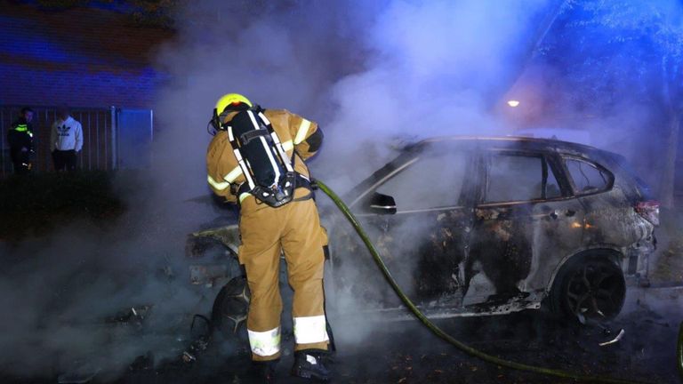 Van de auto in Rosmalen bleef slechts een geraamte over (foto: Bart Meesters).