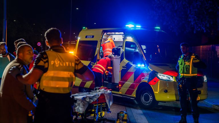 Zowel de scooterrijdster als de voetganger zijn naar een ziekenhuis gebracht (foto: Dave Hendriks/SQ Vision).