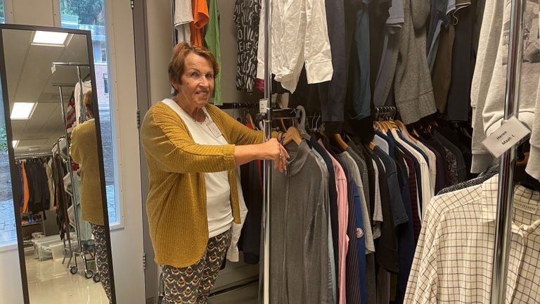 Vrijwilligster Wilma in de kledingwinkel van het azc (foto: Omroep Brabant)