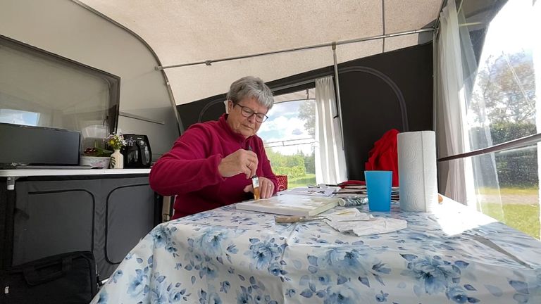 Lia Dekkers is lekker aan het schilderen op de camping (foto: Noël van Hooft).