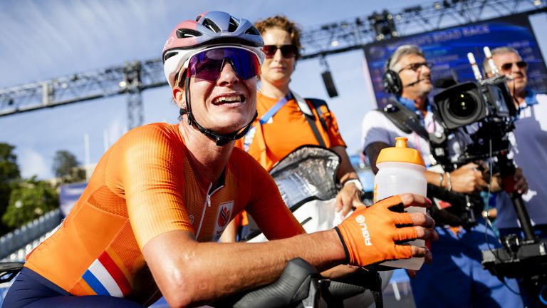 Marianne Vos wacht in spanning af wat de fotofinish oplevert (foto: ANP).