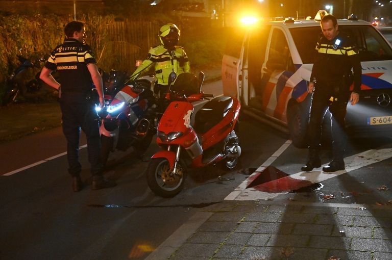 Scooterbestuurder aangehouden (foto: Perry Roovers/SQ Vision). 