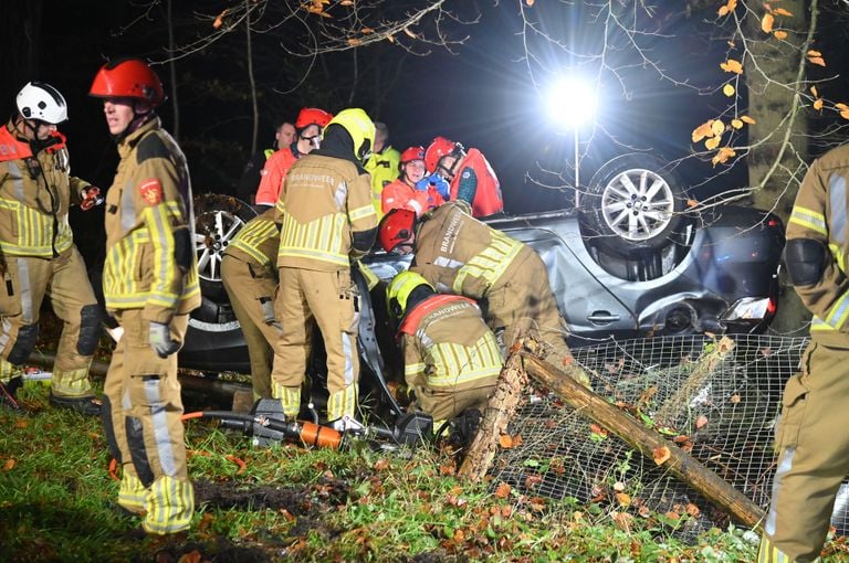 De bestuurder moest uit de auto bevrijd worden (foto: Perry Roovers/SQ Vision).